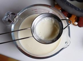 用小滤网过滤一次
