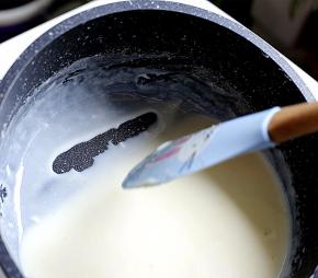 煮到汤汁变得浓稠，如炼乳一般能挂在锅壁上，就可以关火了