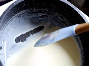 煮到汤汁变得浓稠，如炼乳一般能挂在锅壁上，就可以关火了
