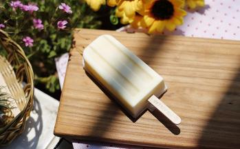 冻硬脱模后取出，就可以美美享用了，相信我，奶味浓郁到你无法想象，甩市售雪糕好几条街了···