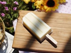 冻硬脱模后取出，就可以美美享用了，相信我，奶味浓郁到你无法想象，甩市售雪糕好几条街了···