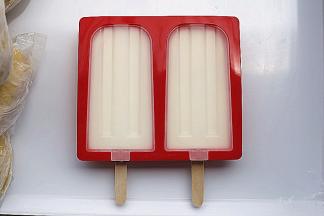 最后盖上盖子，入冰箱冷冻至硬即可，约为4-6小时左右