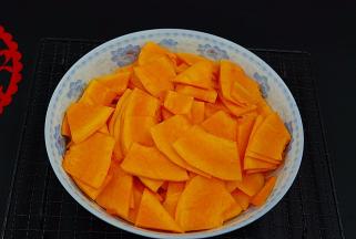 南瓜去皮去核切成薄片