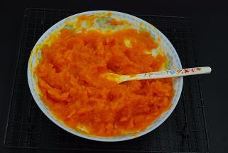 南瓜放在蒸锅里隔水蒸熟，蒸好后，用勺子压成泥