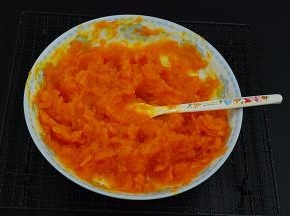 南瓜放在蒸锅里隔水蒸熟，蒸好后，用勺子压成泥