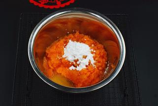 将南瓜泥加入糖粉拌匀