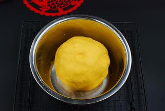 揉成光滑的南瓜面团