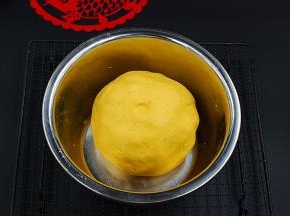 揉成光滑的南瓜面团