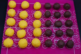 将南瓜面团和豆沙馅，均匀分成15小份，揉成小团一旁待用