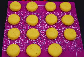 将南瓜饼生坯逐个压扁