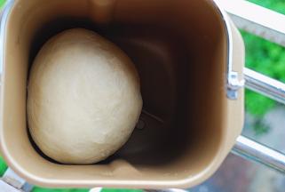 揉至手套膜状态，发酵至2倍大小