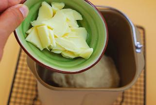 搅拌至有一定筋性后，加入主料中室温软化黄油