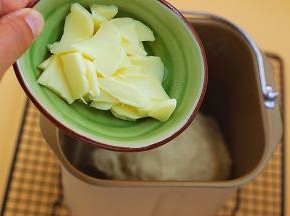 搅拌至有一定筋性后，加入主料中室温软化黄油