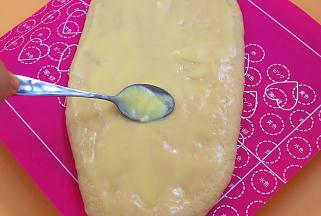 涂抹上炼乳酱（不要全部涂完，要留一点等下涂表面）