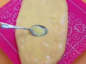 涂抹上炼乳酱（不要全部涂完，要留一点等下涂表面）