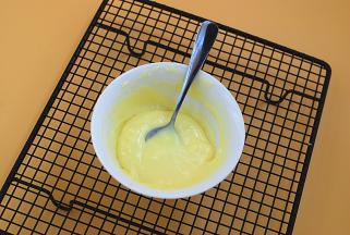 涂抹材料里的黄油拿出来软化后和炼乳一起搅拌成炼乳酱（天冷可用微波炉加热20秒）