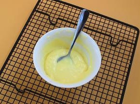 涂抹材料里的黄油拿出来软化后和炼乳一起搅拌成炼乳酱（天冷可用微波炉加热20秒）
