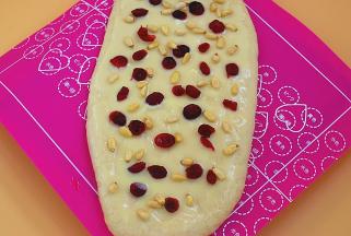 撒上一些泡过水或酒后的蔓越莓干，大松子仁等，当然不放也可以