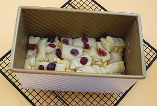 把这些小面片随意放入吐司模中（底部最好确保完全填满）