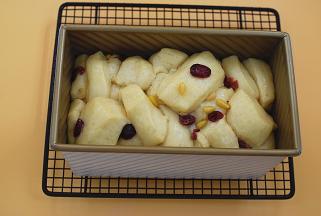 烤盘中再放上一杯开水，启用烤箱发酵档30分钟，剩下利用余温发酵，发至模具的八分高，轻触面团有少许弹性