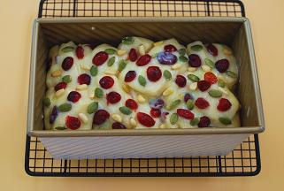 表面刷上剩下的炼乳酱，撒一些坚果