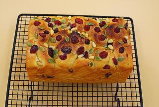 烤箱预热好后，180度，上下火，中下层，35分钟左右，取出晾凉后，表面可撒一些糖粉装饰，及时装入保鲜袋中