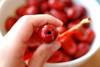 将红枣洗净，用吸管去除小核