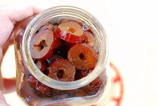 小火煮半小时左右，煮至枣软汤干，晾至温凉后，装入瓶中