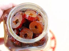 小火煮半小时左右，煮至枣软汤干，晾至温凉后，装入瓶中