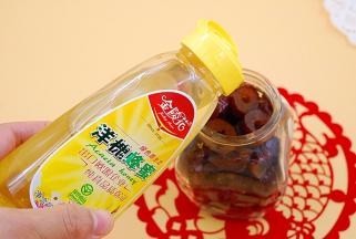 倒入适量蜂蜜，与红枣面齐平即可