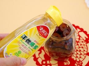 倒入适量蜂蜜，与红枣面齐平即可