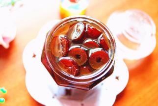 红枣蜜完成，哇哦，满满的都是红枣果肉哪···