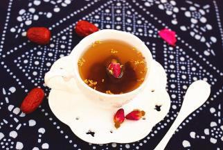 也可以挖上几勺，和玫瑰花一起泡茶，也是不错的选择哦