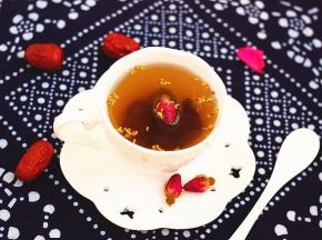 也可以挖上几勺，和玫瑰花一起泡茶，也是不错的选择哦
