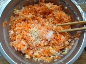 豆渣放盆，加入红萝卜碎，盐、葱姜蒜末，搅拌均匀。
