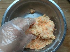 能用手捏成团即可。（面粉可根据面团的干湿性调整，适量添加）。