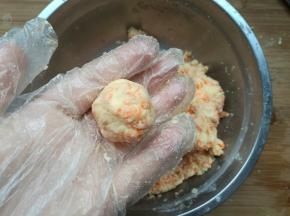 面团揉圆成球状。