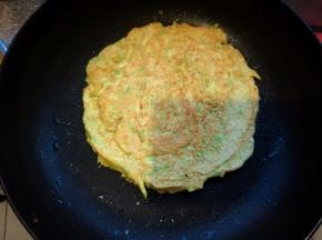 晃动锅子，一面煎黄，翻面再煎1—2分钟就好了。