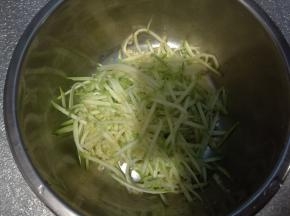 西葫芦擦成细丝。