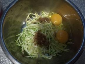 加入盐、胡椒粉、五香粉，磕入两个鸡蛋，搅拌均匀。