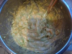 加入玉米粉，面粉搅拌均匀。