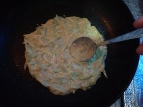 开小火，用小勺子舀面糊到锅里，摊圆。大小随意。