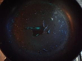 平底锅坐火上，放油少许。