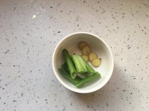 葱切段，姜切片