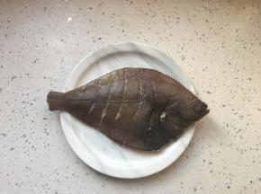 鲽鱼鱼身划刀，方便入味