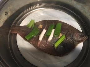 大火烧开水，将腌好的鱼放入锅内，蒸8分钟左右