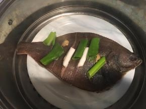 大火烧开水，将腌好的鱼放入锅内，蒸8分钟左右