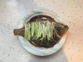 葱丝铺在鱼身上，放蒸鱼豉油