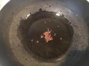 锅内倒油小火炸香花椒