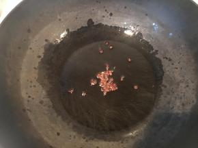 锅内倒油小火炸香花椒